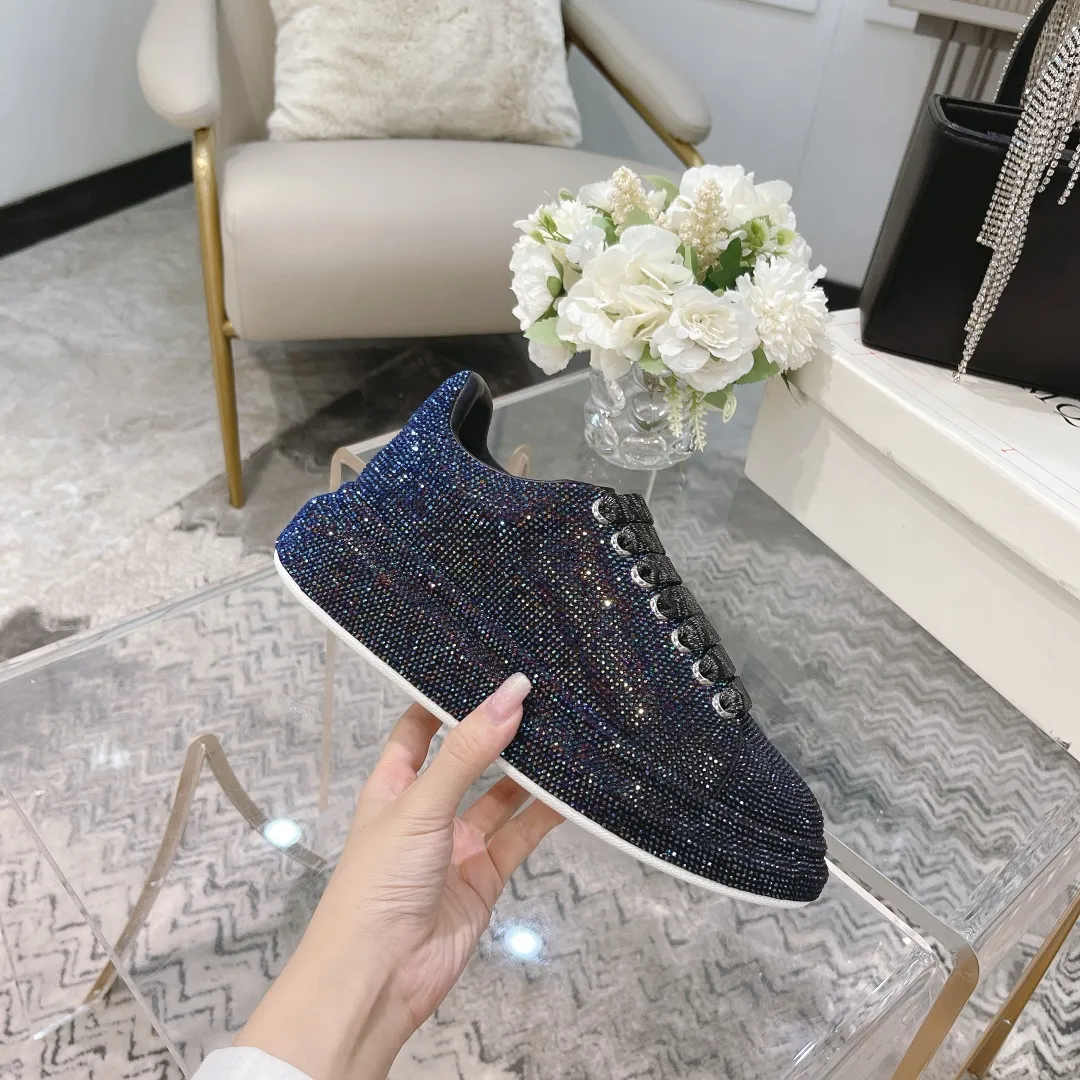 👟👟Ex-factory price 560👟👟 Men's size +10 2025SS McQueen crystal inlaid large and small diamond casual shoes counter original 1:1 production Fabric: imported silk velvet + imported Czech diamonds Lining: sheepskin lining Code number: 35-41 Male 39/44
